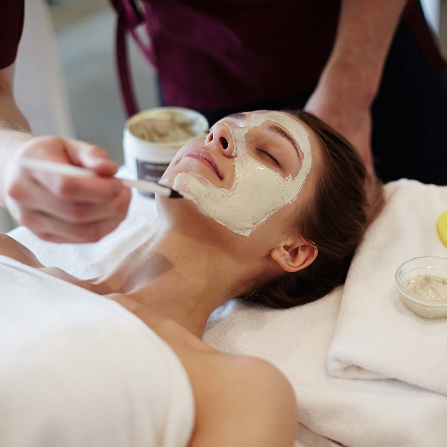 facial-beauty-treatment-in-spa-CSVTMH2.jpg